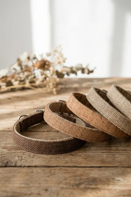 Diferentes materiales ecológicos para collares de perro como corcho y cáñamo